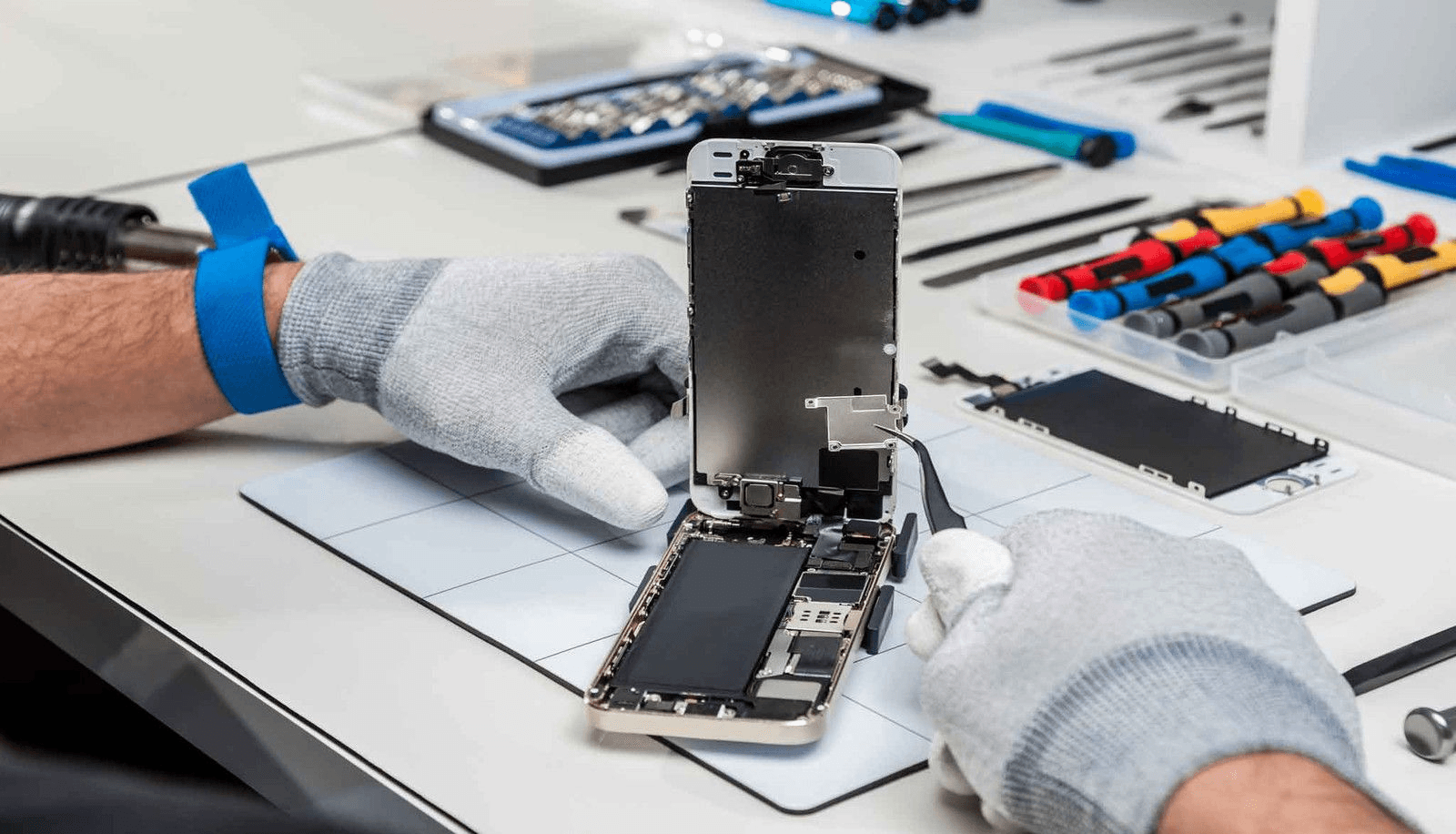 Technicien PhoneLab réparant un smartphone